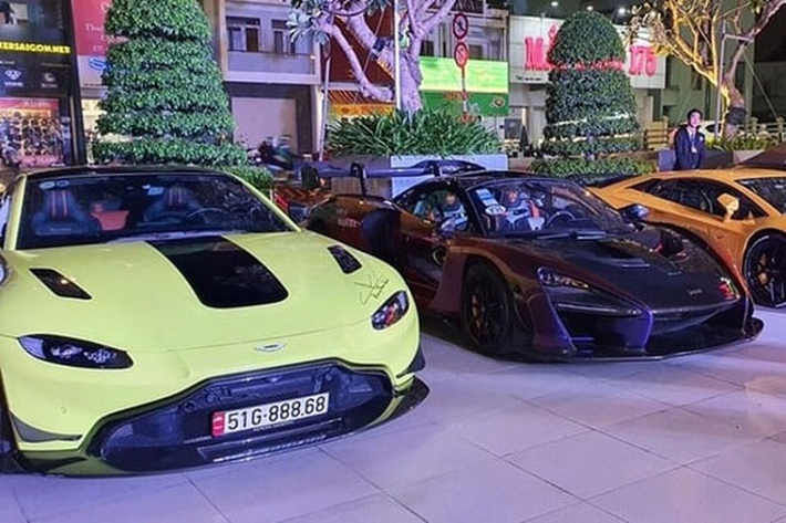 Siêu xe Lamborghini Aventador S LP740-4 đầu tiên về Việt Nam của doanh nhân Hoàng Kim Khánh sử dụng động cơ V12, hút khí tự nhiên, dung tích 6.5 lít "bơm" ra công suất tối đa đến 740 mã lực, mô-men xoắn cực đại của Lamborghini Aventador S LP740-4 là 690 Nm.
