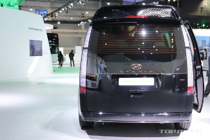 Hiện giá xe Hyundai Staria Lounge Limousine vẫn chưa được công bố. Chỉ biết rằng, xe sẽ được bán tại thị trường Hàn Quốc vào nửa đầu năm sau.