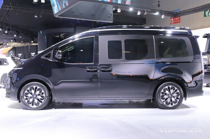 So với bản thường, Hyundai Staria Lounge Limousine sở hữu thiết kế đầu xe và đuôi xe không có gì khác biệt. Tuy nhiên, phiên bản này lại được trang bị phần nóc cao hơn 200 mm nhằm mang đến không gian nội thất rộng rãi và thoáng đãng hơn cho người ngồi trong xe. Ngoài ra, xe còn được trang bị bộ vành với thiết kế 5 chấu lạ mắt và bệ bước chân riêng.
