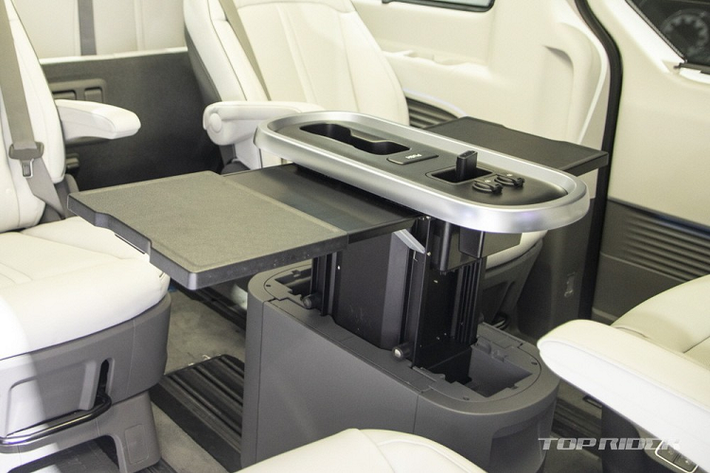 Điểm nhấn đầu tiên của Hyundai Staria Lounge Limousine là màn hình TV 25 inch treo trên trần xe nhằm phục vụ hành khách ở những hàng ghế sau. Đặc biệt, Hyundai Staria Lounge Limousine còn có trần xe bầu trời sao theo phong cách của Rolls-Royce. Đèn tích hợp trên trần có thể chỉnh theo 5 chế độ khác nhau.