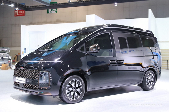 Tại triển lãm Ô tô Seoul 2021 diễn ra tại Hàn Quốc, hãng Hyundai đã chính thức vén màn phiên bản Lounge Limousine mới của dòng xe Staria. Hyundai Staria Lounge Limousine 2022 mới là phiên bản đã từng được hé lộ vào hồi tháng 4 đầu năm nay.