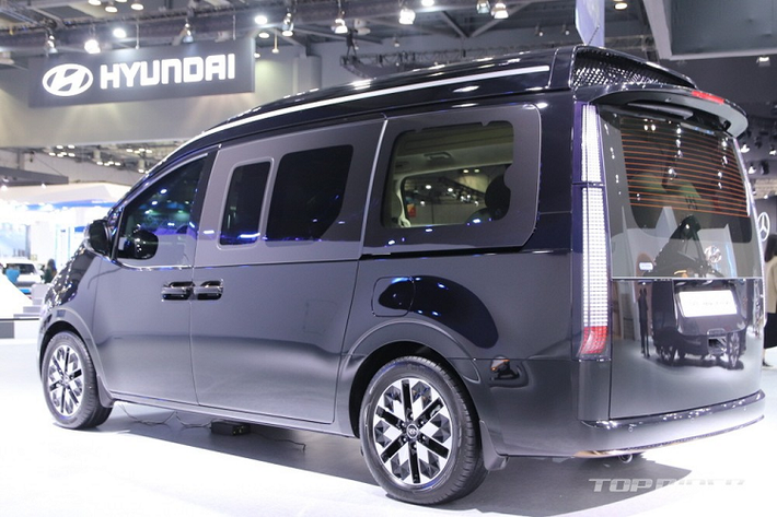 Điểm nhấn của Hyundai Staria Lounge Limousine đều tập trung ở bên trong nội thất. Bước vào bên trong mẫu xe này, người dùng sẽ được chào đón bằng không gian nội thất sang trọng và tiện nghi hơn.