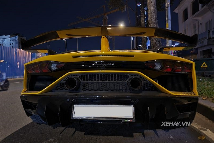 Chưa hết, Lamborghini Aventador SVJ cũng được "lên đời" hệ thống ống xả với ống xả X-Pipe kết hợp các chi tiết của hãng Brooke Race Exhausts để cho ra âm thanh dũng mãnh hơn so với xe tiêu chuẩn.