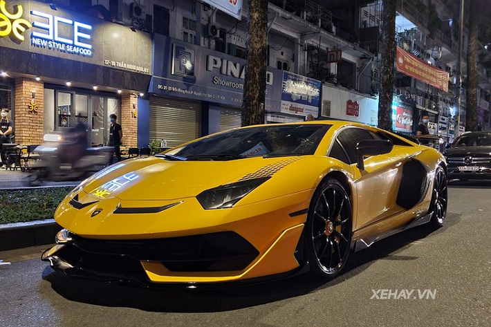 Chiếc Lamborghini Aventador SVJ hàng hiếm trong bài thuộc bản Coupe (cả Việt Nam có 3 chiếc Aventador SVJ Coupe) tuy nhiên chủ nhân chiếc xe đã nâng cấp đáng kể để biến "siêu bò" của mình trở nên "độc nhất vô nhị".