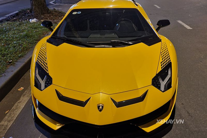 Cụ thể, Lamboirghini Aventador SVJ tại Việt Nam đã được "làm đẹp" với gói độ của Novitec, bổ sung thêm nhiều chi tiết bằng sợi carbon hơn nữa cho phần ngoại thất, ví dụ như líp gió trên cản trước, ốp viền của hai khe thoát khí trên ca-pô, vây cá ốp vào cánh gió hông...