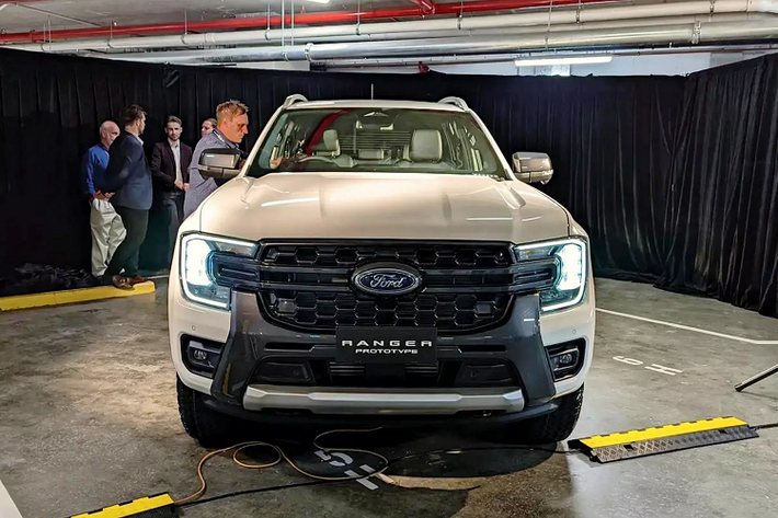 Mẫu xe Ford Ranger 2022 thế hệ mới được trưng bày thuộc phiên bản sử dụng động cơ dầu V6 dung tích 3.0L tăng áp cho công suất 248 mã lực và mô-men xoắn cực đại 600Nm. Động cơ Dầu V6 3.0L này vốn được dùng trên dòng bán tải cỡ lớn Ford F-150, và lần đầu tiên Ford dùng động cơ cỡ lớn này trên mẫu bán tải cỡ trung.