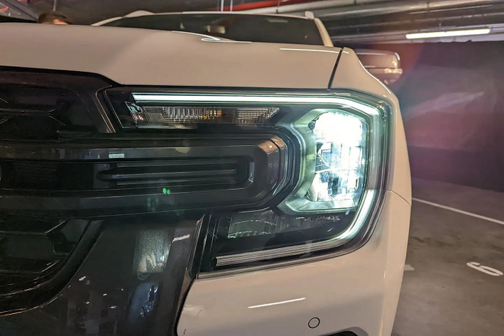 Ford Ranger 2022 thế hệ mới có nút chuyển các chế độ dẫn động 2H, 4H, 4L và 4A mới – chế độ thừa hưởng từ F-150 Ở chế độ 4A mới (4X4 AUTO), xe sử dụng hệ dẫn động bốn bánh được điều khiển điện tử với sức mạnh truyền đến trục trước và sau để tăng khả năng bám đường, hoạt động với vi sai trung tâm.