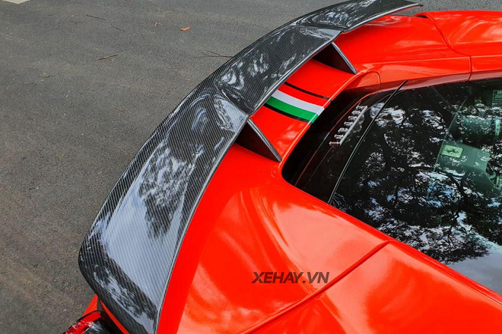 Ferrari 488 GTB sử dụng bộ phanh carbon-ceramic thừa hưởng công nghệ từ mẫu hypercar LaFerrari, cho quãng đường phanh ngắn hơn 9% so với mẫu xe tiền nhiệm