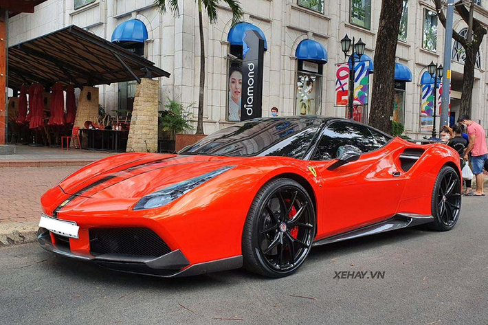 Về nguồn gốc, siêu phẩm Ferrari 488 GTB độ Novitec Rosso trong bài viết được đưa về nước hồi năm 2016 và là một trong những chiếc 488 GTB đầu tiên tại Việt Nam. Nguyên bản, xe có nước sơn ngoại thất màu trắng nhưng sau đó một thời gian, xe đã được chủ nhân độ thêm một vài chi tiết từ màu sơn cho tới bộ body-kit Novitec và mâm xe HRE nổi bật.