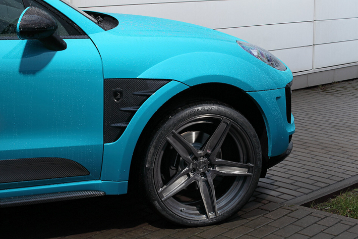 Về tổng thể, gói đô này được thiết kế dựa trên Porsche Macan Facelift 2020, một số chi tiết được sửa đổi nhằm phù hợp hơn so với gói nâng cấp cũ. Theo công bố từ TopCar, gói độ này có tổng cộng 14 chi tiết lớn nhỏ khác nhau nhằm đem tới sự khác biệt ấn tượng ở ngoại thất xe. 14 chi tiết ngoại thất này vẫn chưa bao gồm phần mâm xe độ có thể được lựa chọn theo sở thích của khách hàng.