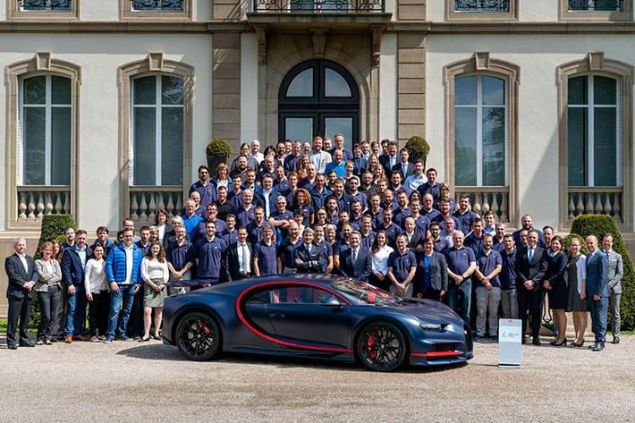 Chiếc Chiron thứ 300 thuộc dòng Chiron Pur Sport. Cho tới nay, thương hiệu Hypercar Pháp đã thông báo về kế hoạch sản xuất 40 chiếc Chiron cuối cùng với hai dòng xe là Chiron Super Sport và Chiron Pur Sport.