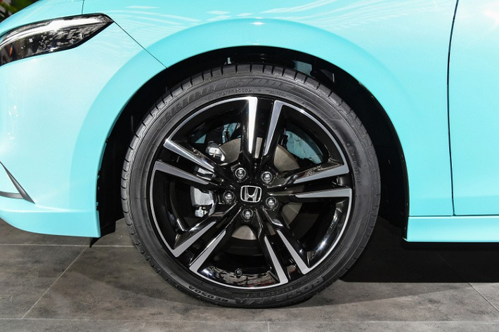 Nằm hai bên lưới tản nhiệt của Honda Integra 2022 là cụm đèn pha dài và hẹp. Đèn pha tích hợp dải đèn LED định vị ban ngày vuốt thẳng về phía sau thay vì hình chữ "L" như Honda Civic 2022. Bên dưới là hốc gió trung tâm và hốc đèn sương mù trước nhỏ hơn so với Civic thế hệ mới.