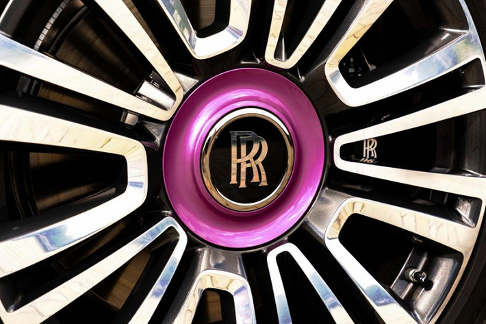 Phiên bản xe siêu sang Rolls-Royce Ghost thế hệ mới đang được các đại gia Việt rất ưa chuộng với hơn 5 chiếc được mang về nước bao gồm một xe đang được trưng bày chính hãng. Giá xe Rolls-Royce Ghost thế hệ mới bắt đầu từ 30 tỷ đồng cho bản tiêu chuẩn, chưa bao gồm tùy chọn của khách hàng nhưng đã có VAT.