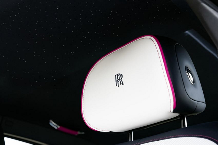 Xe siêu sang Rolls-Royce Ghost thế hệ mới được trang bị khối động cơ xăng V12, tăng áp kép, dung tích 6.75 lít, sản sinh ra công suất tối đa 563 mã lực, tăng 1 mã lực so với thế hệ cũ nhưng mô-men xoắn cực đại lại được bơm thêm 70 Nm, lên con số 850 Nm.