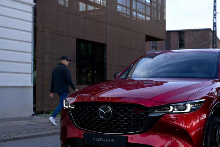 Dự kiến, mẫu xe này tại Thái Lan sẽ sở hữu thiết kế ngoại thất không khác gì CX-5 2022 ở thị trường Mỹ. Bên ngoài, mẫu xe SUV Mazda CX-5 2022 được cải tiến nhẹ về thiết kế với lưới tản nhiệt mới gợi liên tưởng đến Mazda3. Bao quanh lưới tản nhiệt là nẹp mạ crôm dày dặn hơn nhưng không còn kéo dài đến hết đèn pha như trước. Tiếp đến là cụm đèn pha cải tiến với 2 đèn hình chữ nhật bên trong.