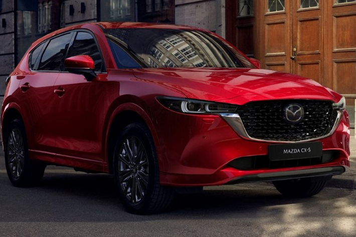 Vào hồi giữa tháng 9/2021 vừa qua, hãng Mazda đã chính thức vén màn phiên bản nâng cấp của CX-5 ở thị trường Mỹ. Đến nay, hãng Mazda đã hé lộ kế hoạch giới thiệu mẫu SUV cỡ C này ở thị trường Đông Nam Á, cụ thể là Thái Lan. Theo giới truyền thông Thái Lan, Mazda CX-5 2022 mới sẽ ra mắt thị trường này vào ngày 12/10 tới đây.