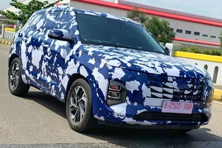 Cách đây vài ngày, những hình ảnh phác họa chính thức của mẫu SUV đô thị cỡ nhỏ Creta phiên bản mới đã được hãng Hyundai tung ra. Theo một số nguồn tin, Hyundai Creta 2022 mới sẽ được lắp ráp tại Indonesia. Mới đây, cánh săn ảnh đã bắt gặp mẫu SUV cỡ B này trên đường phố. Khi chạy thử trên đường phố Indonesia, Hyundai Creta 2022 được ngụy trang kín mít. Tuy nhiên, nhờ những hình ảnh phác họa nên thiết kế của xe đã không còn là bí ẩn nữa.