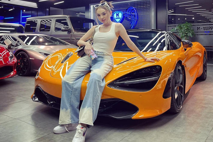 Mới đây, thông tin về việc một cô gái sinh sống ở Bến Tre chia sẻ việc tậu chiếc siêu xe mui trần McLaren 720S Spider màu cam từ 1 garage bán siêu xe có tiếng ở huyện Bình Chánh, TP HCM. Sau khi "chốt đơn", hot girl này đã thu hút sự quan tâm của cộng đồng mạng.