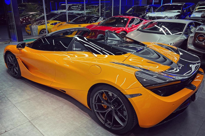 Chiếc xe mui trần McLaren 720S Spider mới về tay vợ chồng kinh doanh mỹ phẩm ở Bến Tre có ngoại thất sơn màu cam cùng với trang bị cánh gió đuôi carbon độc nhất dải đất hình chữ S. Đây là món quà mà người chồng đã cất công tìm kiếm, và đặt hàng gần một năm để tặng cho người vợ của mình. Tuy nhiên, sau đó vợ chồng này đã bán lại xe.