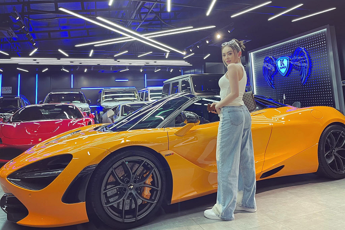 Chiếc xe mui trần McLaren 720S Spider được chồng Đoàn Di Băng mua về tặng cho cô, nhưng sau đó đã bán lại vì xe mang biển số họ không ưng ý. Hiện tại, dòng xe mui trần McLaren 720S Spider có khoảng 8 chiếc được mang về dải đất hình chữ S. Giá xe McLaren 720S Spider tại Việt Nam nếu ra biển số trắng sẽ có giá trên 25 tỷ đồng.