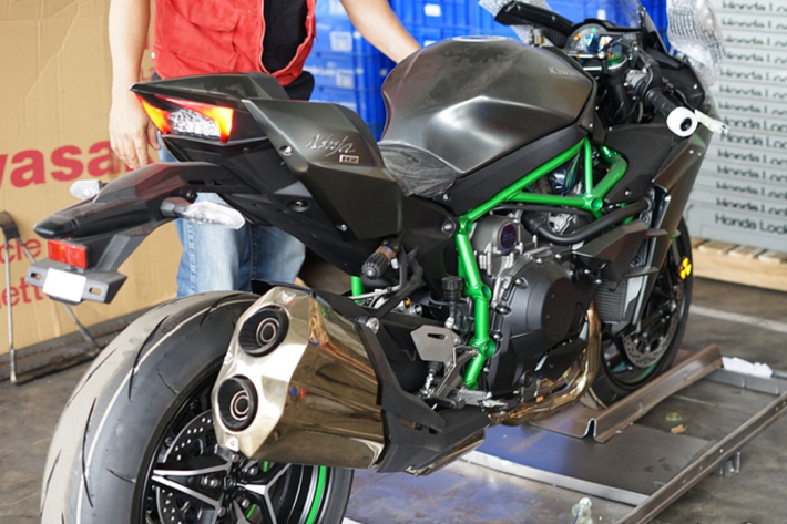 Siêu môtô Kawasaki Ninja H2 Carbon là phiên bản được rất nhiều biker săn đón trên toàn thế giới,không chỉ bởi sức mạnh mà còn ở độ hiếm của mẫu xe này vì chỉ 120 xe được sản xuất mỗi năm. Sở hữu đầy đủ các công nghệ tiên tiến, đắt tiền, cũng như động cơ siêu nạp huyền thoại 998cc công suất lên đến gần 240 mã lực của Kawasaki.