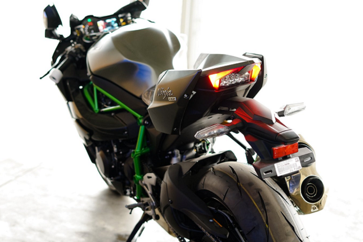 Về thiết kế, Kawasaki Ninja H2 Carbon có các điểm nâng cấp đáng chú ý như phần mặt nạ được làm bằng chất liệu Carbon, màu sắc gương bạc, mỗi chiếc khi được xuất ra thị trường đều được đánh số theo thứ tự,…