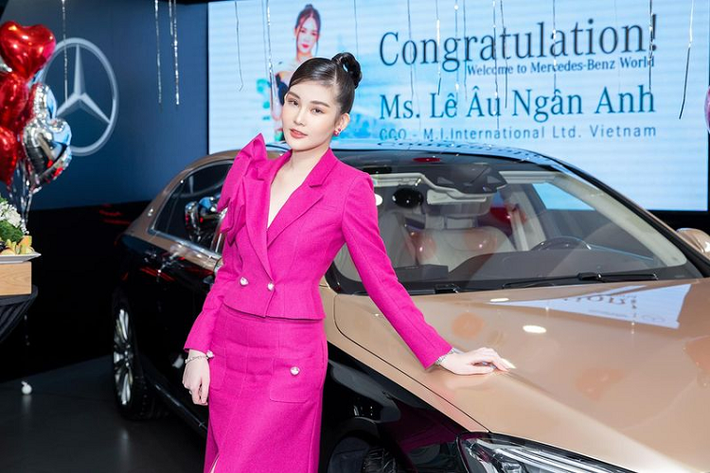 Không chỉ tài năng, Lê Âu Ngân Anh cũng rất biết hưởng thụ cuộc sống cũng như yêu thương bản thân mình, đầu năm nay cô nàng sinh năm 1995 đã tự thưởng cho mình một chiếc Mercedes-Maybach S450 giá 8 tỷ đồng.