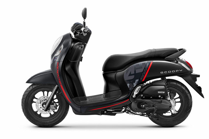 Được biết, tùy chọn màu sắc mới trên xe ga Honda Scoopy 2022 sẽ mang phong cách đặc sắc và trẻ trung nhằm phù hợp với thị hiếu của khách hàng trẻ tuổi tại Thái Lan. Xe sẽ được bán ra thị trường với 3 phiên bản, mang 3 phong cách khác nhau gồm Club12, Prestige và Urban.