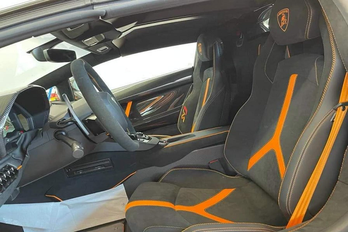 Siêu xe sở hữu bộ kit khí động học ALA (Aerodinamica Lamborghini Attiva) thế hệ thứ 2. Với ALA, bộ kit bao gồm đuôi gió, cánh gió trước và bộ chia gió sau. Lamborghini Aventador SVJ Roadster về Việt Nam có chiều dài 4.943 mm, bề ngang 2.243 mm, chiều cao chỉ 1.136 mm, chiều dài cơ sở 2.700 mm. Mẫu siêu xe có trọng lượng chỉ 1,5 tấn.