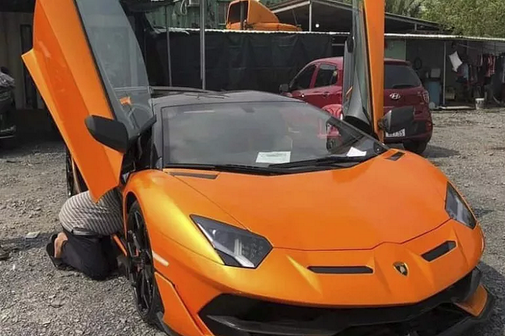 Ngay trong những ngày cuối năm 2021, những người mê xe tại Việt Nam bất ngờ khi mẫu siêu xe Lamborghini Aventador bản SVJ Roadster cập bến và nhanh chóng ra biển số tại Việt Nam Chiếc Aventador SVJ Roadster nổi bật với tông màu Cam, logo SVJ ở hông xe và bộ vành màu đen kích thước 20 inch phía trước và 21 inch phía sau. Đầu xe có các chi tiết cánh gió làm bằng sợi carbon.