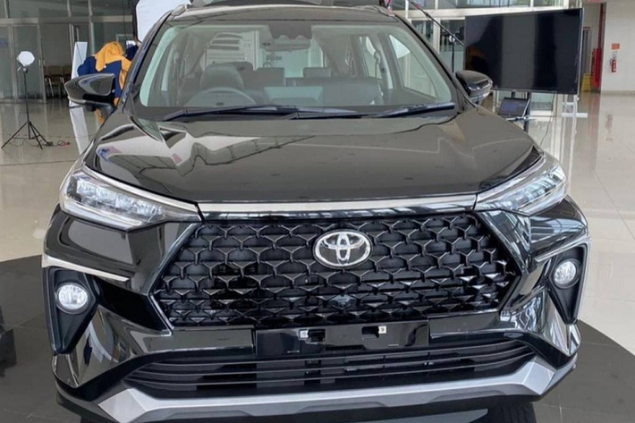 Hình ảnh của chiếc xe MPV Toyota Avanza 2022 này được chụp bên trong một đại lý ở Indonesia. Qua đó, có thể thấy xe đã thay đổi khá nhiều về thiết kế ngoại thất. Ở phiên bản hiện đang bán trên thị trường, Toyota Avanza được thiết kế theo phong cách giống mẫu MPV cỡ lớn Voxy. Bước sang thế hệ mới, xe lấy cảm hứng thiết kế từ Toyota RAV4 và Corolla Cross, nhất là phần đầu xe.
