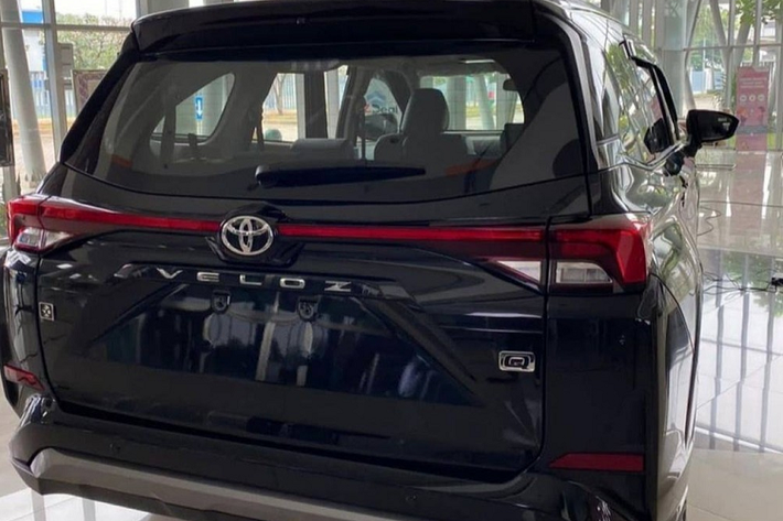 Tiếp đến là đèn sương mù hình tròn, đặt trong hốc nằm dọc đi kèm viền mạ crôm hình chảng ba. Dưới nữa là hốc gió trung tâm khá rộng và tấm ốp gầm giả màu bạc trên cản trước. Bên sườn, Toyota Avanza 2022 được bổ sung bộ vành hợp kim cỡ lớn hơn, dự đoán có đường kính 17 inch. Bộ vành sơn 2 màu theo phong cách thể thao này nằm trong hốc bánh mới khiến xe trông giống SUV hơn. Trong khi đó, gương chiếu hậu đã được chuyển xuống cửa. Đặc biệt, mẫu MPV này đã được trang bị phanh đĩa trên bánh sau thay vì phanh tang trống như trước.