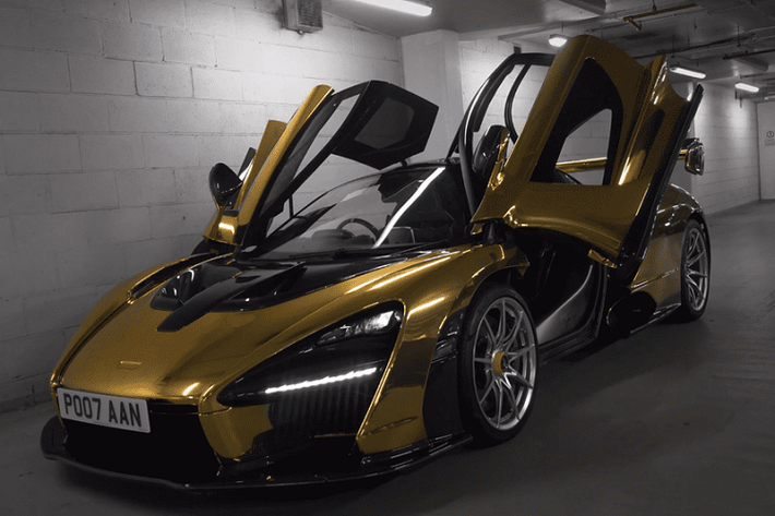 Cách đây 4 năm, McLaren đã giới thiệu siêu xe Senna đến thế giới. Nó ra mắt với phong cách táo bạo, công suất mã lực dồi dào, và cái giá lên tới 1 triệu USD. Tua nhanh đến năm 2021, siêu xe Senna trông vẫn tuyệt đẹp, ngay cả khi được hoàn thành trong lớp áo crôm hoàng kim. Một video mới từ kênh YouTube “TheTFJJ” đã ghi lại vẻ đẹp của chiếc McLaren Senna đặc biệt này khi nó dạo chơi qua các con phố Luân Đôn trong một buổi gần đây.