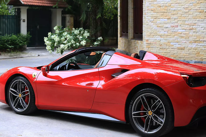 Như vậy, siêu xe Ferrari 488 Spider màu đỏ sau khi gắn ống xả Ryft vẫn sở hữu động cơ V8, tăng áp kép, dung tích 3.9 lít nhưng sản sinh công suất tối đa 673,7 mã lực và mô-men xoắn cực đại 783 Nm. Động cơ kết hợp cùng hộp số tự động 7 cấp, nhờ đó, chiếc siêu xe mui trần này chỉ mất khoảng 3 giây để tăng tốc lên 100 km/h từ vị trí xuất phát trước khi đạt vận tốc tối đa là 325 km/h.