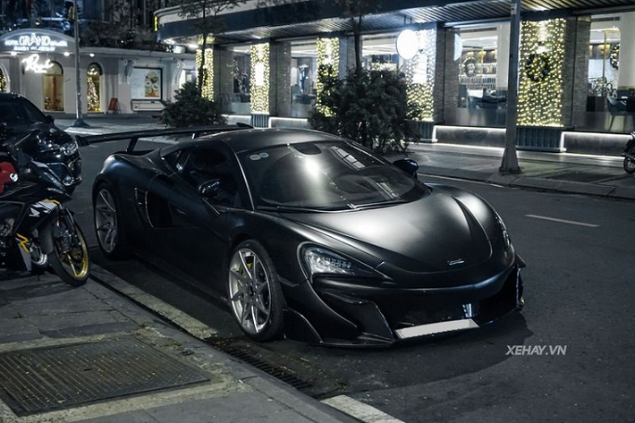 McLaren 570S của Tông Đông Khuê là chiếc đầu tiên ra biển trắng ở nước ta, ban đầu siêu xe này có ngoại thất màu xám lông chuột, tuy nhiên, hiện xe đã được chuyển thành màu đen nhám bằng cách dán decal, màu sắc này rất phù hợp với tổng thể vô cùng hầm hố của chiếc xe.