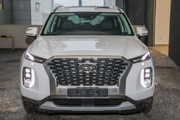 Về an toàn, Hyundai Palisade có hệ thống 6 túi khí, chống bó cứng phanh ABS, phân phối lực phanh điện tử EBD, cân bằng điện tử ESC, kiểm soát lực kéo, hỗ trợ khởi hành ngang dốc, cảm biến đỗ xe trước/sau, hệ thống giám sát áp suất lốp,...