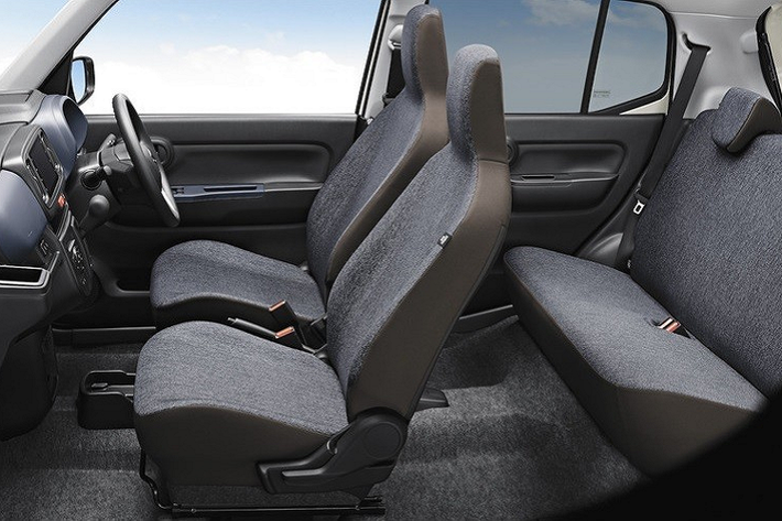 Chưa hết, Suzuki Alto thế hệ mới còn đi kèm nội thất cao 1.260 mm, tăng 45 mm so với trước, và dài 2.015 mm, đảm bảo cảm giác thoải mái cho người dùng. Tuy nhiên, khoang hành lý phía sau của xe có kích thước khá nhỏ.