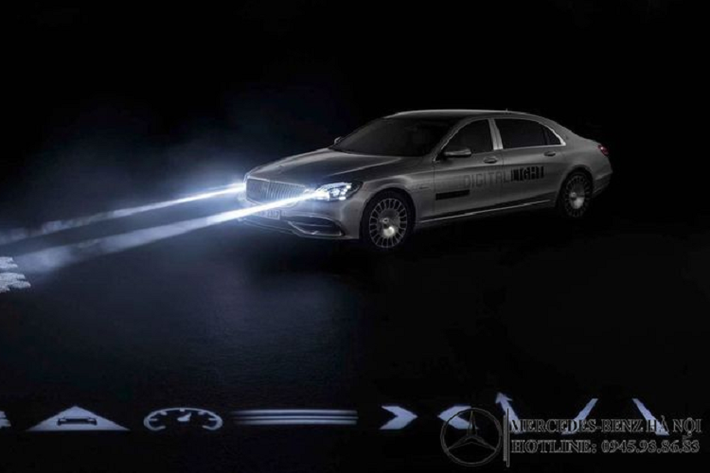 Bên cạnh việc có đèn pha "đỉnh" hơn thì C300 AMG 2022 còn sở hữu nhiều tính năng cao cấp khác giống "đàn anh" S-Class, bao gồm màn hình cảm ứng 11,9 inch đặt dọc, màn hình công-tơ-mét dạng Full-LCD kích thước 12,3 inch hay hệ thống MBUX thế hệ mới nhất cùng trợ lý ảo thông minh...