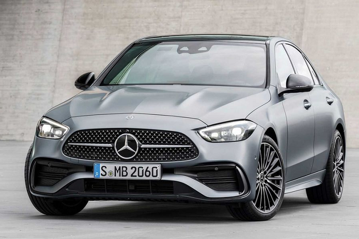 Bù lại, Mercedes-Benz C300 AMG tại Việt Nam sở hữu nhiều trang bị ấn tượng, có thể bao gồm cả hệ thống đèn chiếu sáng LED thông minh Digital Light - loại đèn pha tiên tiến nhất của hãng xe Đức hiện nay.