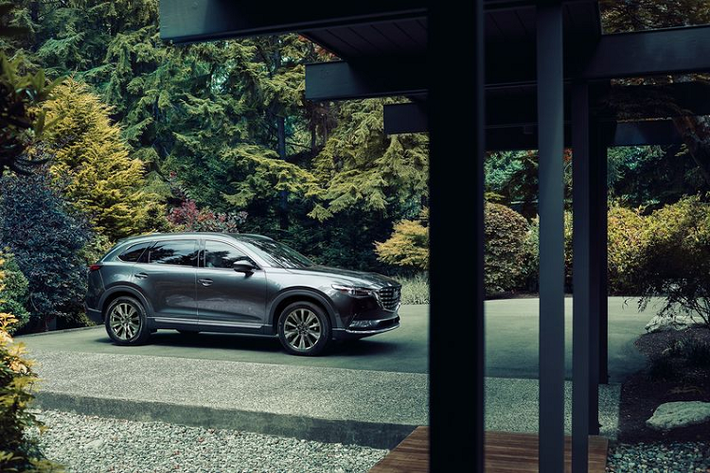 Mazda CX-9 2022 sẽ có mặt tại các đại lý ở Mỹ vào mùa đông năm nay, tất cả các phiên bản của CX-9 đều dùng động cơ tăng áp Skyactiv-G 2.5L 4 xi-lanh, kết hợp hộp số tự động 6 cấp, sản sinh công suất 227 mã lực và mô-men xoắn cực đại 420 Nm khi dùng xăng 87 octan thông thường; tăng lên 250 mã lực / 433 Nm nếu dùng nhiên liệu 93 octane.