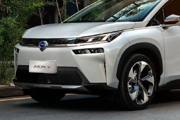 Theo hãng Mitsubishi, Airtrek EV 2022 sở hữu chiều dài 4.630 mm, chiều rộng 1.920 mm, chiều cao 1.728 mm và chiều dài cơ sở 2.830 mm. So với đàn anh Mitsubishi Outlander 2022, mẫu SUV này ngắn hơn 80 mm, rộng hơn 60 mm, thấp hơn 17 mm nhưng chiều dài cơ sở lại nhỉnh hơn 125 mm. Dù có chiều dài cơ sở lớn nhưng mẫu xe này vẫn được định vị trong phân khúc SUV cỡ C.