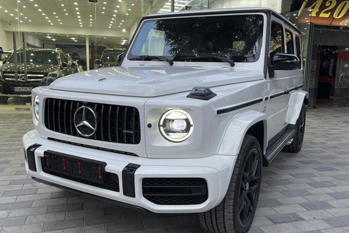 Tổng thể Mercedes-AMG G63 2021 mới mang hình dáng vuông vắn truyền thống. Cụm đèn pha LED có tính năng tự động chiếu theo góc cua, giảm cường độ sáng cho xe đi ngược chiều. Bộ vành đa chấu 20 inch nổi bật với cùm phanh đỏ. Các thanh kim loại mang tính biểu tượng ở nóc xe, cột A và sườn xe được sơn đen tương phản