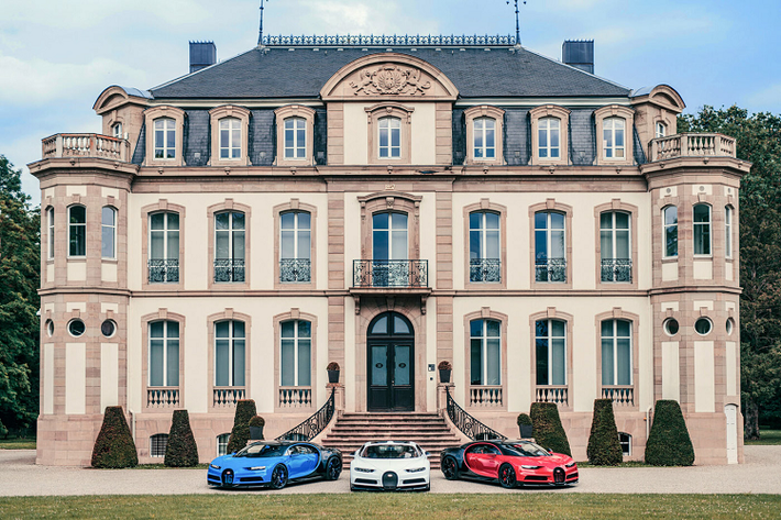 Số lượng những chiếc Chiron tiếp tục gia tăng khi vào tháng 2 năm 2020, chiếc Chiron thứ 250 đã chính thức xuất xưởng, đánh dấu cột mốc hoàn thành một nửa số Chiron dự kiến sản xuất. Sau hơn 1 năm, vào tháng 3 năm 2021, chiếc Chiron thứ 300 đã chính thức xuất xưởng.