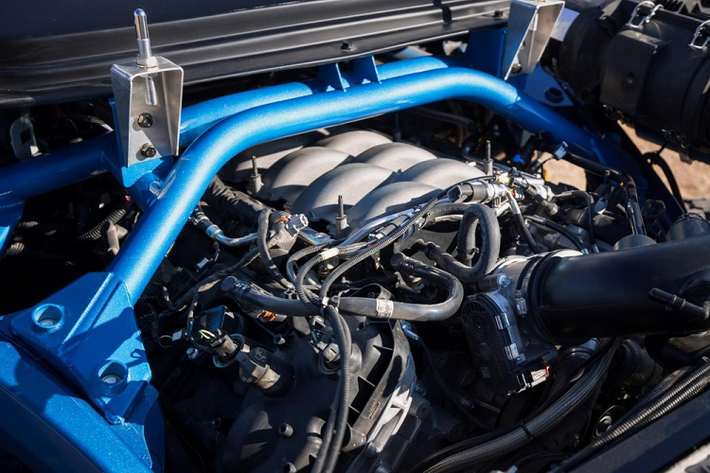 Theo thông tin do Ford công bố, bản Ford Bronco DR đặc biệt này được trang bị rất nhiều nâng cấp quan trọng nhằm tối ưu hoá khả năng chạy đua sa mạc, vì vậy mà xe không được lưu hành trên đường công cộng. Một điển hình của nâng cấp này là động cơ Coyote V8 5.0L nạp khí tự nhiên, có khả năng mang đến cho xe sức mạnh hơn 400 mã lực.