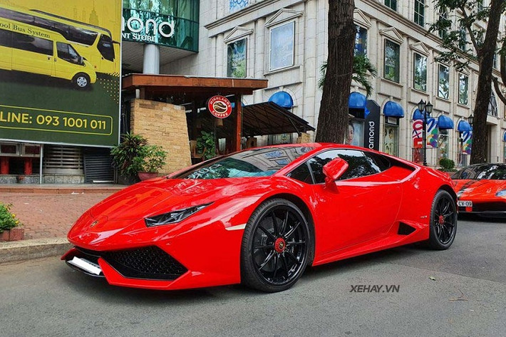 Huracan LP610-4 có thể tăng tốc lên 100 km/h trong chỉ 3,2 giây, tốc độ tối đa đạt 325 km/h. Xe có ba chế độ lái Strada (Đường phố), Sport (thể thao) và Corsa (đua). Mỗi chế độ sẽ tối ưu hóa hệ thống truyền động của từng cầu xe, độ đầm của vô-lăng và phân phối lực kéo tới từng bánh xe.