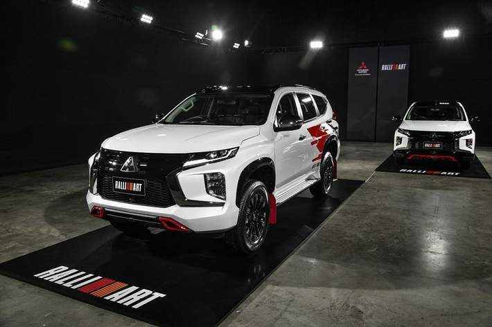 Cách đây không lâu, hãng Mitsubishi đã vén màn phiên bản đặc biệt mới mang tên Passion Red Special Edition của dòng xe SUV Mitsubishi Pajero Sport ở thị trường Thái Lan. Đây là một trong những mẫu xe đặc biệt được ra đời nhằm kỷ niệm 60 năm gia nhập thị trường Thái Lan của thương hiệu Mitsubishi.