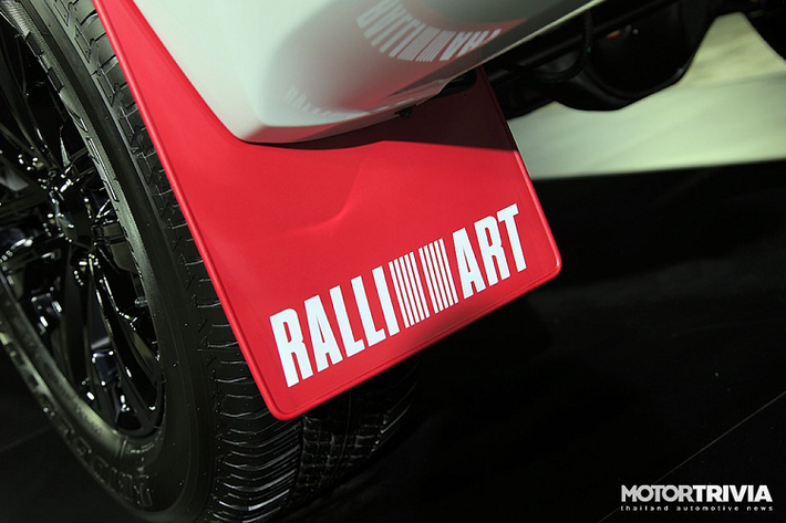 Đáng tiếc là động cơ của Mitsubishi Pajero Sport Ralliart 2022 cũng chẳng có gì thay đổi. Xe vẫn dùng động cơ diesel 4 xi-lanh thẳng hàng, tăng áp, dung tích 2.4L, sản sinh công suất tối đa 181 mã lực tại tua máy 3.500 vòng/phút và mô-men xoắn cực đại 430 Nm tại tua máy 2.500 vòng/phút.