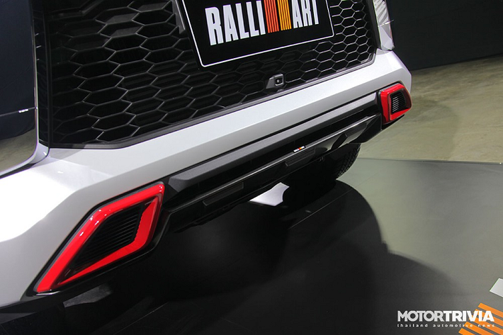 Trong khi đó, nội thất của xe không có gì mới, trừ thảm sàn với viền màu đỏ và logo Ralliart. Cũng giống như Triton Ralliart, Mitsubishi Pajero Sport Ralliart 2022 có 2 màu sơn ngoại thất là trắng White Diamond đi kèm nóc đen tương phản và đen Jet Black Mica.