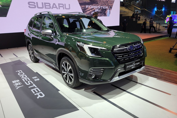 Vào hồi tháng 9 năm nay, hãng Subaru đã chính thức vén màn phiên bản mới của dòng xe Forester tại thị trường Mỹ. Đến nay, khi tham gia triển lãm Ô tô Quảng Châu 2021, hãng Subaru đã mang mẫu SUV cỡ C này đến trưng bày. Nhờ đó, chúng ta có thể ngắm thiết kế "bằng xương, bằng thịt" của Subaru Forester 2022 mới sẽ về Việt Nam trong tương lai.