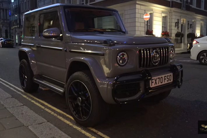 Một chiếc Mercedes-AMG G63 bình thường có phải là quá lớn và đắt đỏ so với khẩu vị của bạn? Nếu phải, chiếc Mercedes-AMG G63 “bản sao” bé nhỏ này chắc sẽ khiến bạn cảm thấy rất vừa lòng. Nó chính là Suzuki Jimny Brabus G800 độ, một bản sao Mercedes-AMG G63 thu nhỏ có thể luồn lách qua những con phố chật chội nhất ở Luân Đôn mà vẫn trông cực kỳ ngầu.